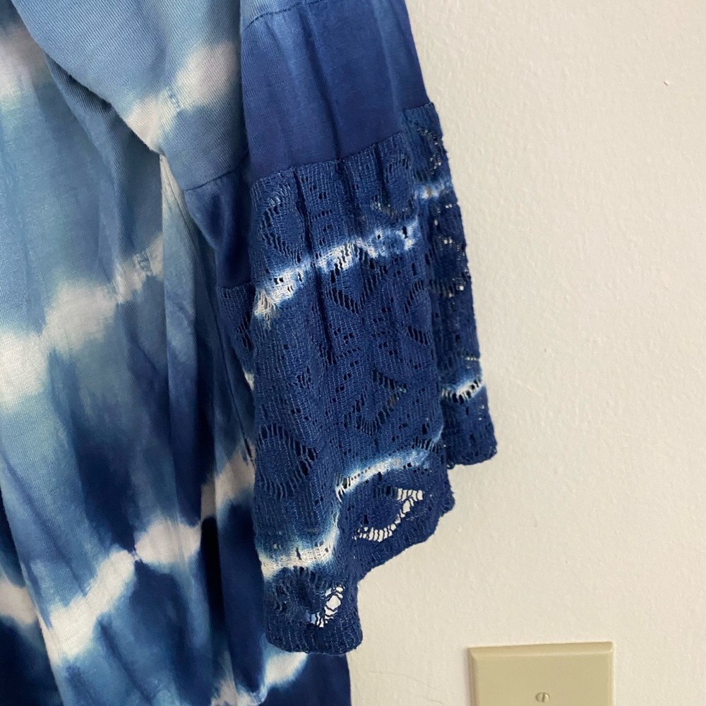 Women’s Shirts - Picture 2 of 7
